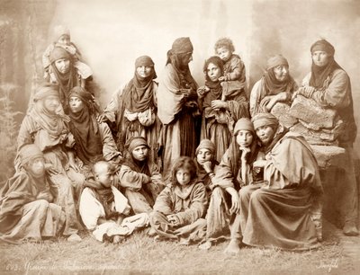 Gruppo di 17 donne e bambini beduini, c.1867-98 da Bonfils Studio